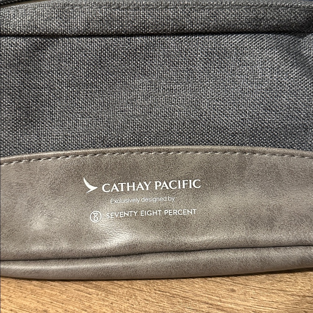 3 Cathay Pacific amenity kit bags - Picture 2 of 7